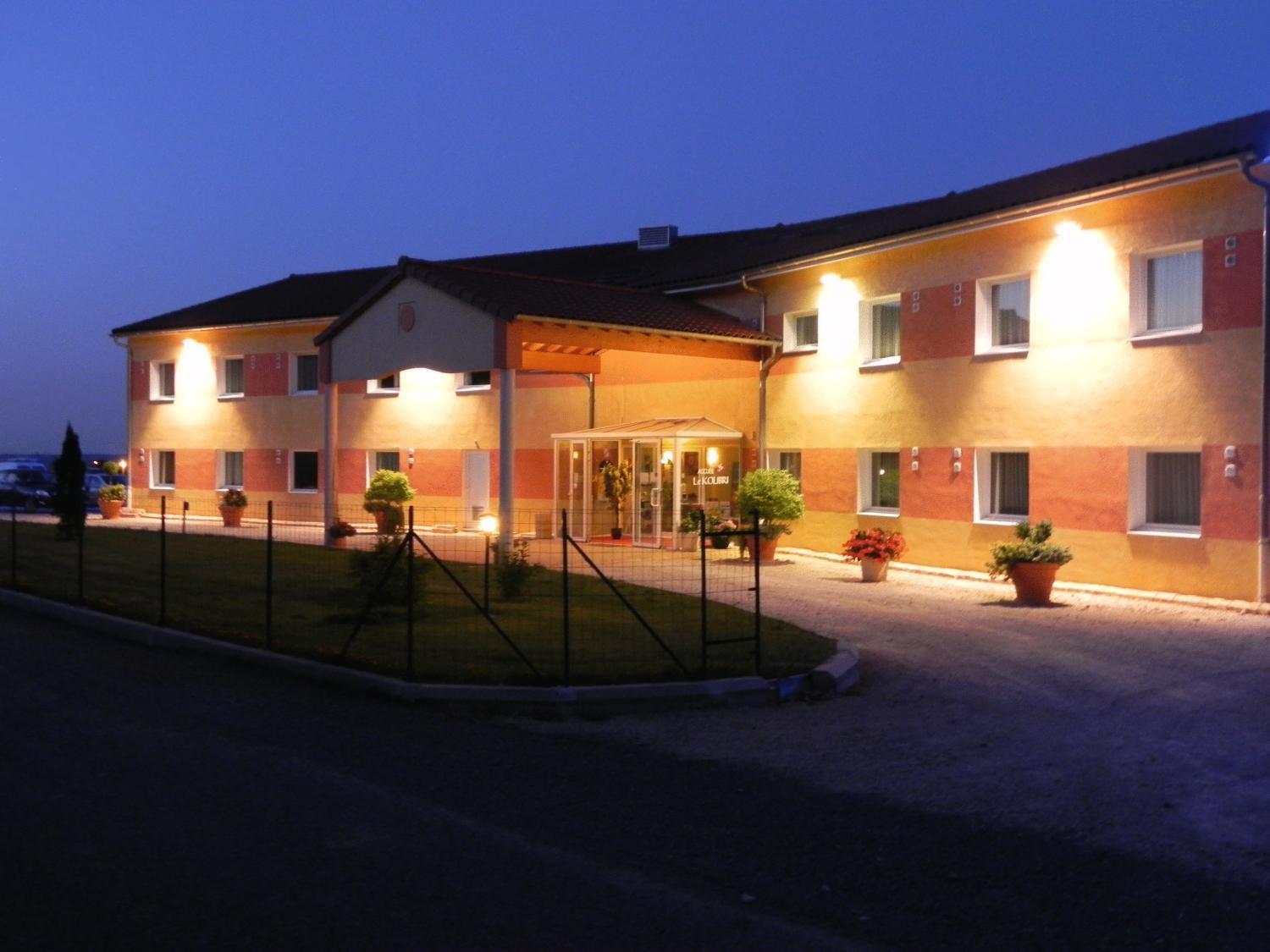 Hotel Le Kolibri Tournus Bagian luar foto