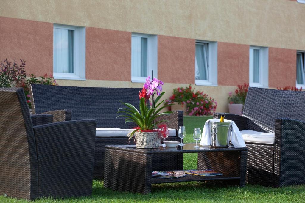 Hotel Le Kolibri Tournus Bagian luar foto